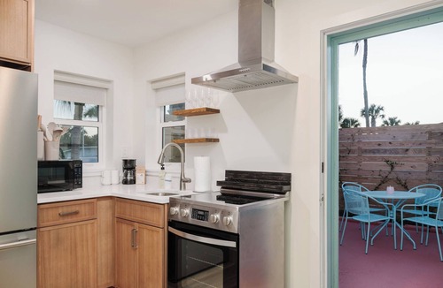 Vilano Beach Hotel | Blue Bird Apartment-Full Kitchen-5 min walk to beach!