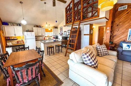 Carrabelle House | Blue Crab Shack 2BR/2BA w/Loft Area and dock!