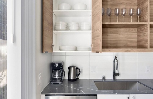 West Queen Anne Apartment | Blueground | West Queen Anne, balcony, nr Kerry Park