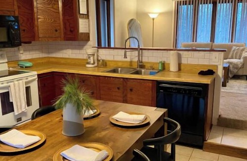 Hurley House | Bluff’s Edge Secluded Retreat with 2 car garage!