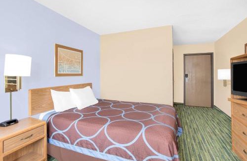 Waterloo Hotel | Boarders Inn & Suites by Cobblestone Hotels Waterloo Cedar Falls
