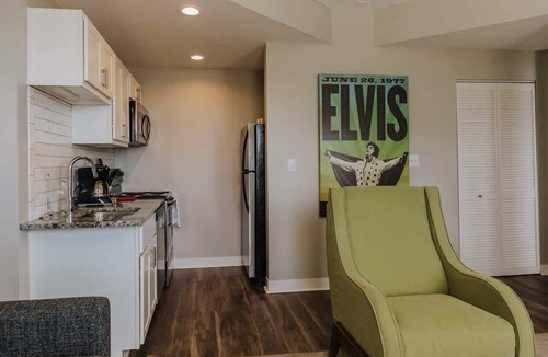 Chatham-Arch Apartment | Book 7 Apts Together - Near Lucas Oil Stadium