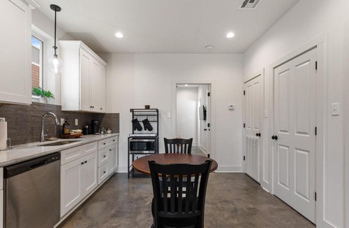 Lafayette Apartment | Bourbon House King Bed Luxury Amenities Fast WiFi