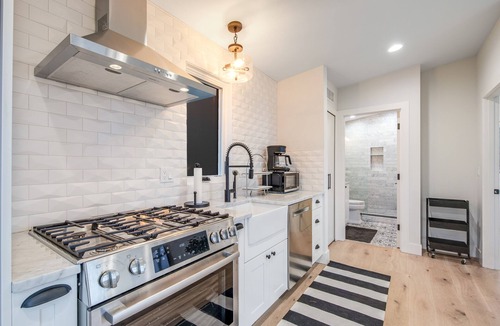 Magnolia Cottage | Brand New Cottage with Free WiFi & Full Kitchen