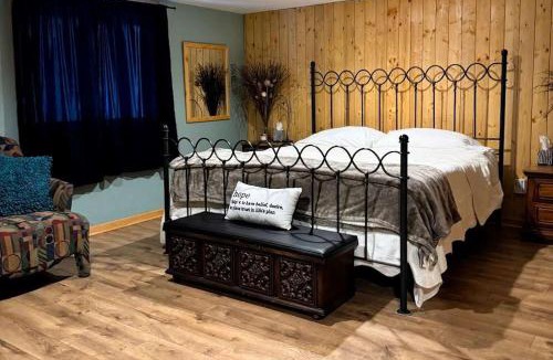 Arbor Vitae House | Brandy Bay Hideaway: Pet Friendly Retreat