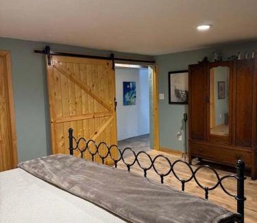 Arbor Vitae House | Brandy Bay Hideaway: Pet Friendly Retreat