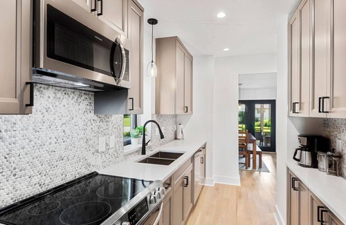 Three Oaks House | Breezy Chic: Fresh Spring Vibes at The Modern Oak walkable to town!