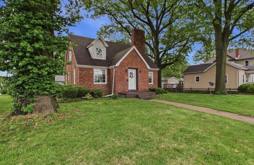 Edwardsville House | Brick B&B - 3Bed 2Full Bath! Downtown Edwardsville