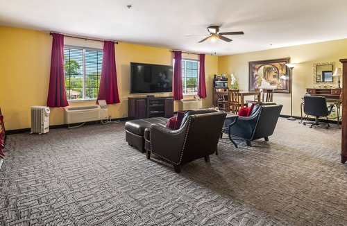 Crawfordville Hotel | Bridal Elegance Awaits – Romantic Suite at Wildwood Inn, Crawfordville