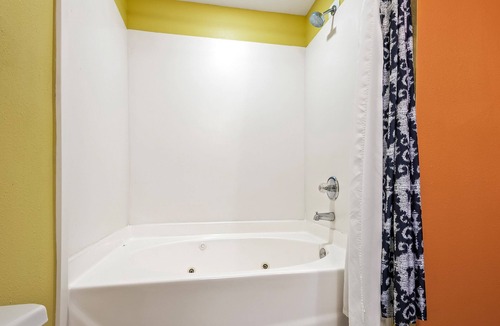 Crawfordville Hotel | Bridal Elegance Awaits – Romantic Suite at Wildwood Inn, Crawfordville