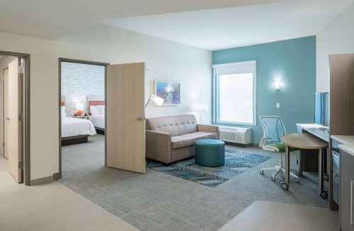 Port Canaveral Hotel | Bright 2 Queen 1BR w/Pool Bar & BBQ | 2.5 mi Cocoa Beach Pier