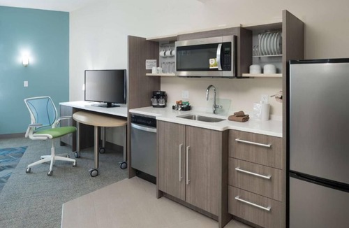 Port Canaveral Hotel | Bright 2 Queen 1BR w/Pool Bar & BBQ | 2.5 mi Cocoa Beach Pier