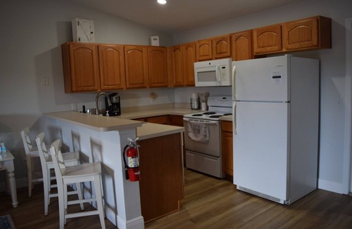 Clermont Villa | Bright 3BR Downtown Clermont - Deck + Parking. Pet-Friendly!