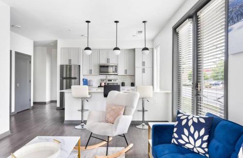 Indianapolis Apartment | Bright & Cozy 2BR Retreat w Parking Broad Ripple