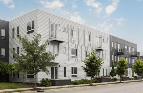 Indianapolis Apartment | Bright & Cozy 2BR Retreat w Parking Broad Ripple