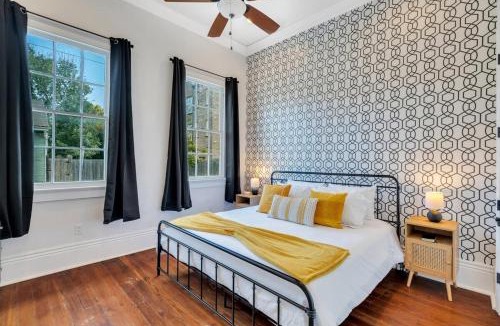 Esplanade Ridge House | Bright home w plunge pool & arcade games