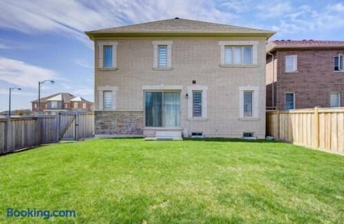 East Gwillimbury House | Bright New 5BR 4BA Sweet Home