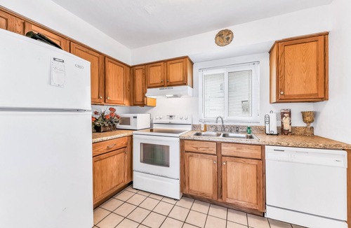 Seabreeze Park Condo | Bright Oceanfront Condo w/Balcony, Pool & Beach Access
