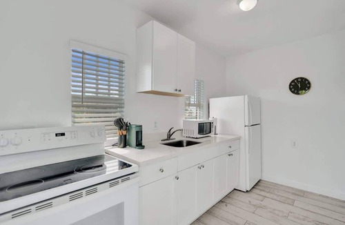Mango Groves Apartment | Bright Studio Retreat w/Kitchen at Lake Worth