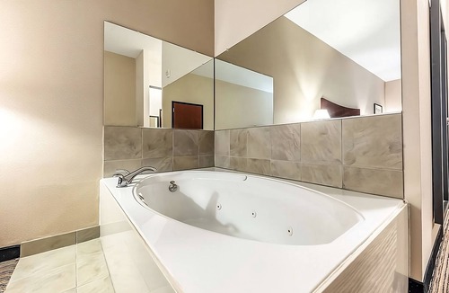 Mineral Wells Hotel | Budget-Friendly Accommodations at Red Lion Inn & Suites Mineral Wells! Pool!