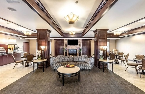 Mineral Wells Hotel | Budget-Friendly Accommodations at Red Lion Inn & Suites Mineral Wells! Pool!