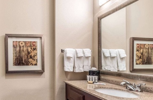 Mineral Wells Hotel | Budget-Friendly Units Near Attractions! Free Breakfast, Wifi, Parking, and Pool