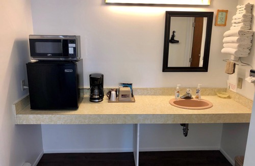 Ironwood Hotel | Budget Host Cloverland Motel