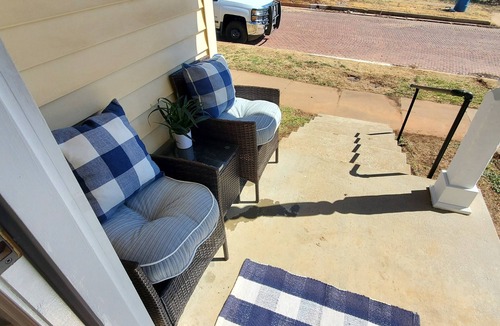 Guthrie House | Buttercup Cottage downtown area/WI-FI/PETS