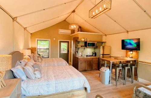 Sutherland Springs Other | Cabaña Son's Rio Cibolo Waterfront Cabin, San Antonio, Texas