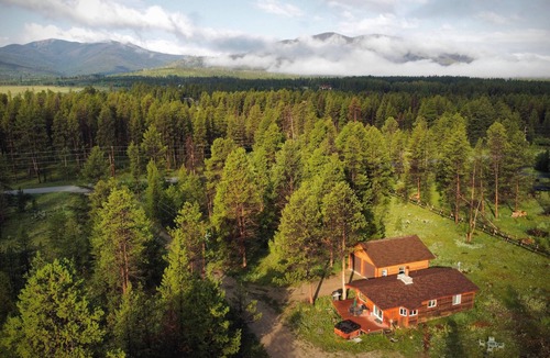 Tabernash Cabin | Cabin 3Mi from Fraser/10mins to WP skiing, W/D, Garage, Hot Tub