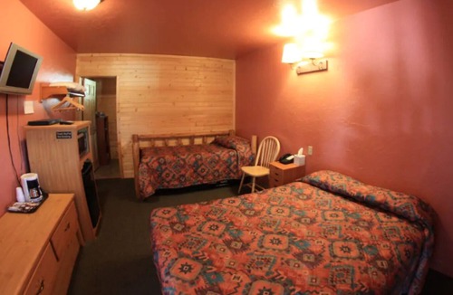 Aladdin Cottage | Cabin#4 Cozy Log Cabin in a Country Setting 2 Queens