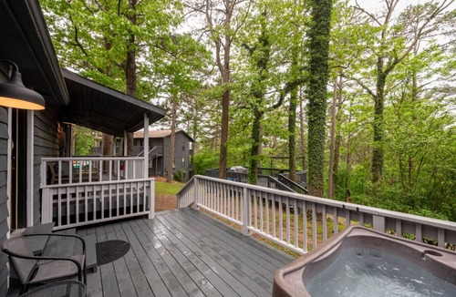 Eureka Springs Cabin | Camphouse with Hot Tub, Kitchen, King, Pullout