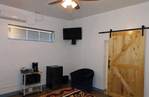 Marfa Hotel | Carmen's Marfa Boutique Hotel/Elsie King Bedroom En-Suite