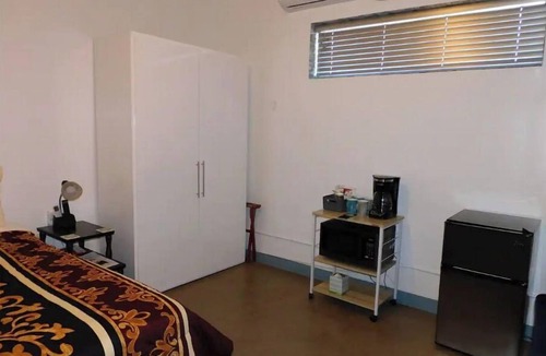 Marfa Hotel | Carmen's Marfa Boutique Hotel/Elsie King Bedroom En-Suite