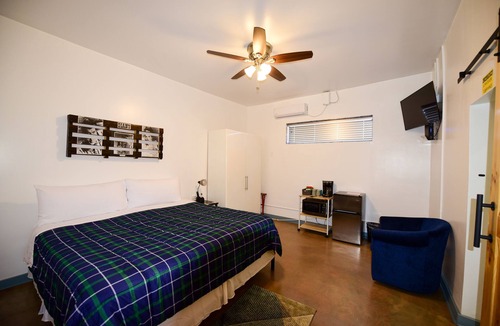 Marfa Hotel | Carmen's Marfa Boutique Hotel/Elsie King Bedroom En-Suite
