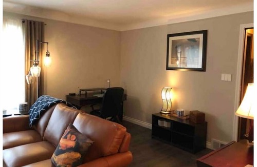 Grosse Pointe Apartment | Case de Mare ~ Luxury King & Queen beds Windmill Pointe