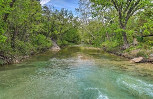 Davis House | Cedar Falls Cabin: Nestled by Honey Creek