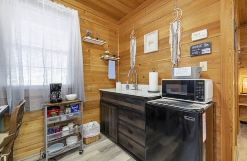 Cedar Key Cabin | Cedar Hill Depot: Historic charmer 3 blocks from the Gulf