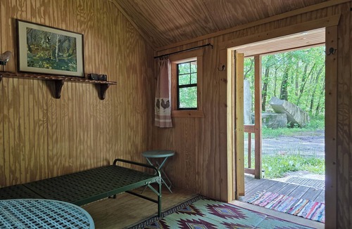 Freedom Cabin | Celtic Glen Farm Stay - Mini Log Cabin