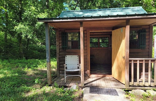 Freedom Cabin | Celtic Glen Farm Stay - Mini Log Cabin