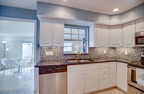 Central Beach House | Central Beach 2 BR under the oaks on Cardinal Drive; 2 min, walk to beach
