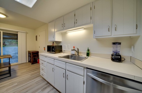 Lake Hills Apartment | Central Bellevue North Suite Near Downtown & I-90