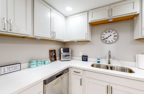 Pensacola Heights House | Central Home with Large Yard, Full Kitchen, Private Washer/Dryer & Smart TVs