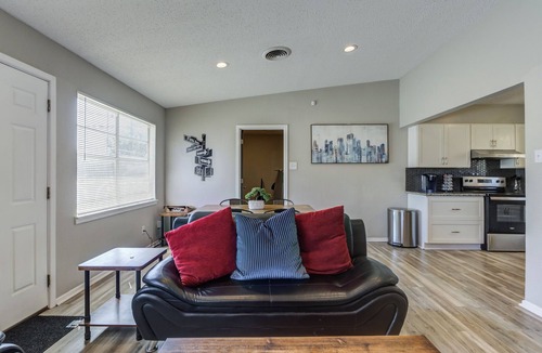 Lubbock House | Central Location Private Backyard Modern & Spacious