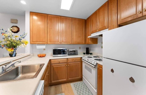 Carnelian Woods House | Central Townhome with Summer Pool and Walk to Lake!