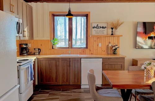 Bradford West Gwillimbury House | Charming Cottage Retreat with Sauna in Bond Head