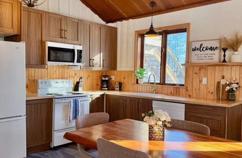 Bradford West Gwillimbury House | Charming Cottage Retreat with Sauna in Bond Head