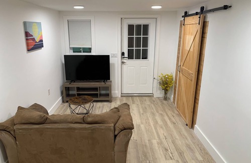East Hill Apartment | Charming 1-bedroom apartment with AC, WiFi in wonderful Down Town Pensacola