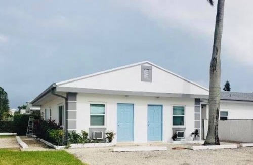 Fort Pierce Villa | Charming 1-bedroom villa walk to Beach/Restaurants