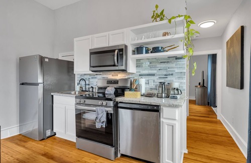 Lower Garden District Apartment | Charming 1 bedroom in historic home -Festival Stay